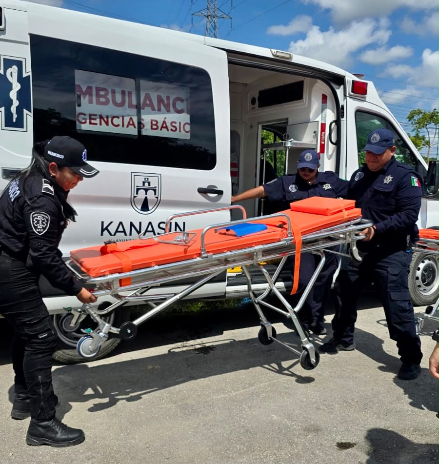 Policía Municipal de Kanasín recibe dos nuevas camillas de traslado para emergencias y servicios de ambulancia