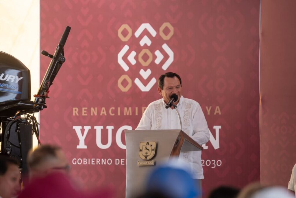 Progreso: Santos casi no vuelve del mar por una falla de motor; hoy estrena uno nuevo con otros 98 pescadores / Joaquín Díaz Mena