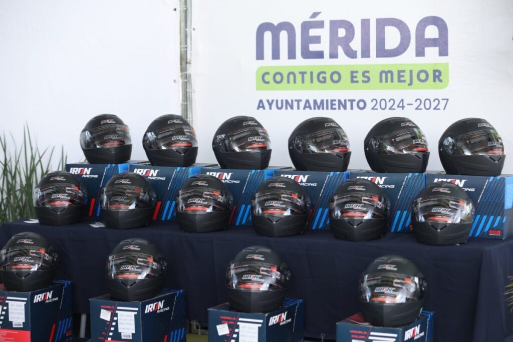 La seguridad del trabajador es primero; Cecilia Patrón entrega cascos certificados a motociclistas de plataforma.