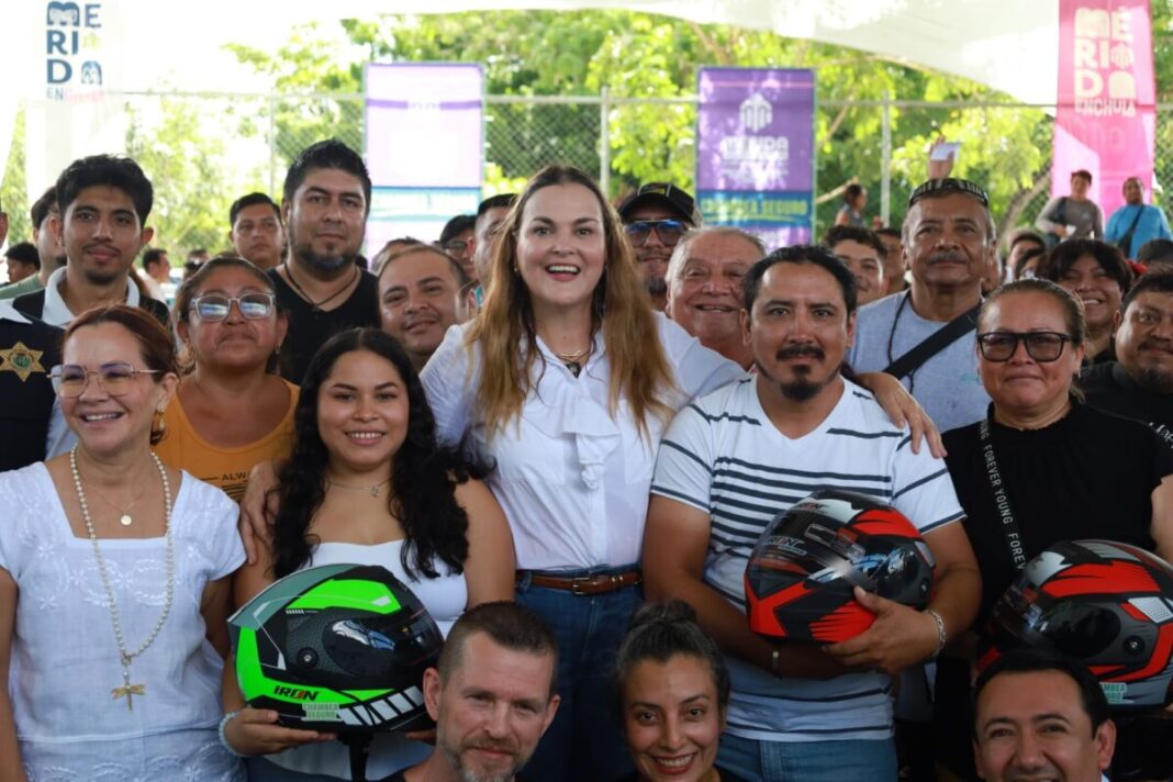La seguridad del trabajador es primero; Cecilia Patrón entrega cascos certificados a motociclistas de plataforma.