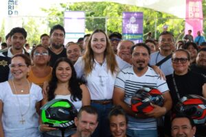 La seguridad del trabajador es primero; Cecilia Patrón entrega cascos certificados a motociclistas de plataforma.