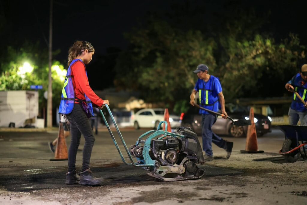 Cecilia Patrón despliega cuadrillas de bacheo 24/7 por toda Mérida