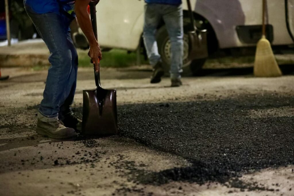 Cecilia Patrón despliega cuadrillas de bacheo 24/7 por toda Mérida