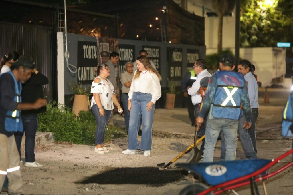 Cecilia Patrón despliega cuadrillas de bacheo 24/7 por toda Mérida
