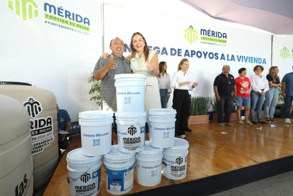 Entrega Cecilia Patrón apoyos a vivienda: “El presupuesto llega todos los días a donde se requiere, a las calles, a la gente”.