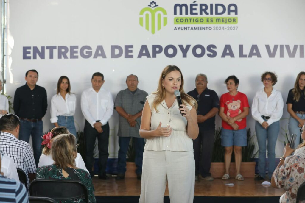 Entrega Cecilia Patrón apoyos a vivienda: “El presupuesto llega todos los días a donde se requiere, a las calles, a la gente”.