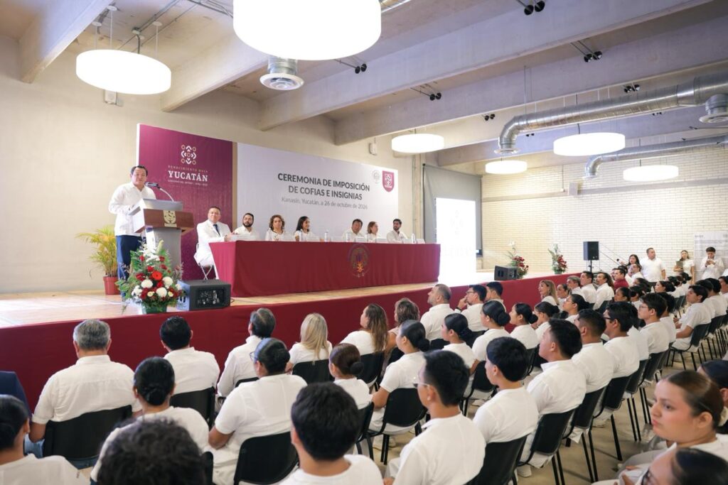 82 estudiantes de Kanasín reciben su cofia y entran a los hospitales: estudiantes de Enfermería del Bachillerato Baillères inician sus prácticas clínicas / Joaquín Díaz Mena
