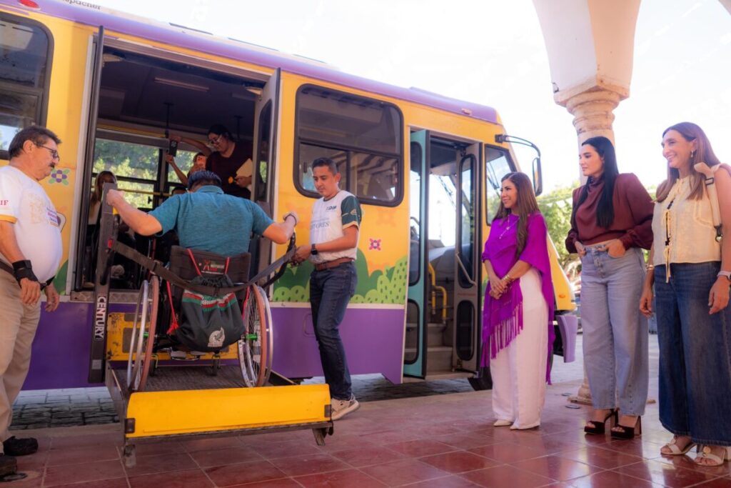 DIF Yucatán y Beneficencia Pública entregan aparatos de movilidad a personas con discapacidad / Renacimiento Maya